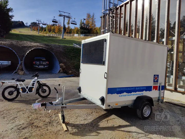 Kofferanhänger Mit Powerstation Und Solarmodule